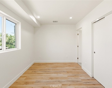 1122 N Beachwood - Photo Thumbnail 6