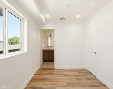 1122 N Beachwood - Photo Thumbnail 11