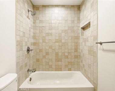 1122 N Beachwood - Photo Thumbnail 12