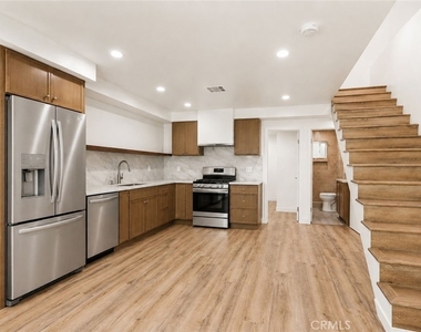 1122 N Beachwood - Photo Thumbnail 3