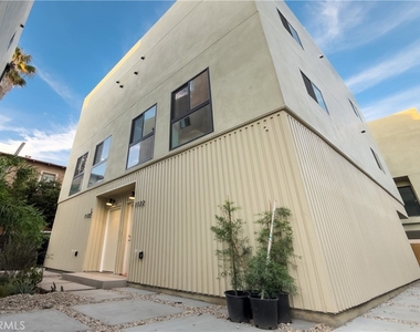 1122 N Beachwood - Photo Thumbnail 16
