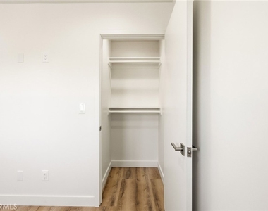 1122 N Beachwood - Photo Thumbnail 10