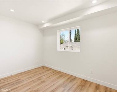 1122 N Beachwood - Photo Thumbnail 8