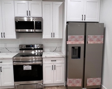 20517 Gault Street - Photo Thumbnail 10