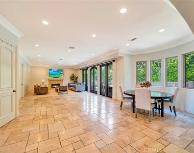 4822 Valjean Avenue - Photo Thumbnail 12