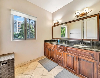 4822 Valjean Avenue - Photo Thumbnail 21