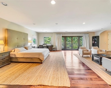 4822 Valjean Avenue - Photo Thumbnail 16