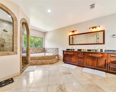 4822 Valjean Avenue - Photo Thumbnail 18