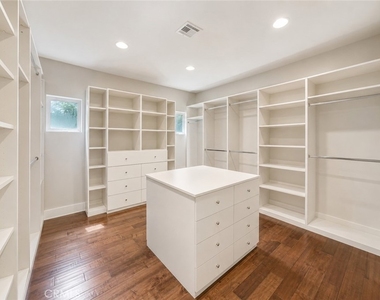 4822 Valjean Avenue - Photo Thumbnail 19
