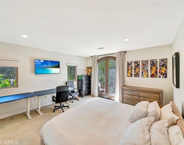 4822 Valjean Avenue - Photo Thumbnail 23