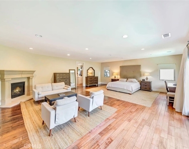 4822 Valjean Avenue - Photo Thumbnail 17