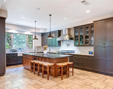 4822 Valjean Avenue - Photo Thumbnail 8