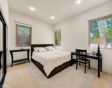 4822 Valjean Avenue - Photo Thumbnail 24