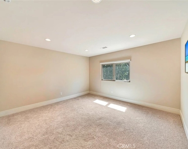 4822 Valjean Avenue - Photo Thumbnail 26