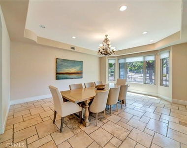4822 Valjean Avenue - Photo Thumbnail 5
