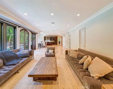 4822 Valjean Avenue - Photo Thumbnail 15