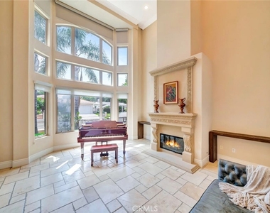 4822 Valjean Avenue - Photo Thumbnail 2