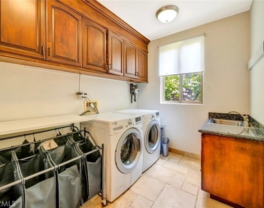 4822 Valjean Avenue - Photo Thumbnail 30