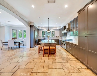 4822 Valjean Avenue - Photo Thumbnail 7