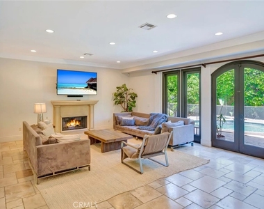 4822 Valjean Avenue - Photo Thumbnail 13