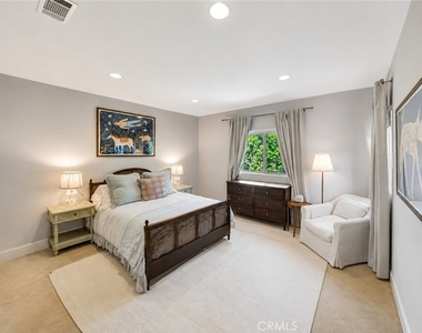 4822 Valjean Avenue - Photo Thumbnail 20