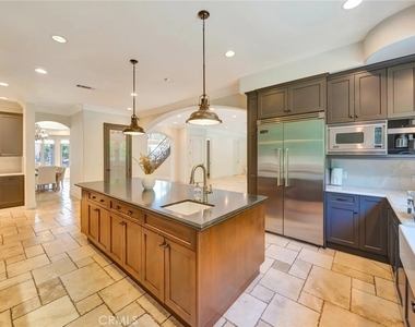 4822 Valjean Avenue - Photo Thumbnail 11