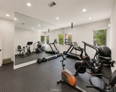 4822 Valjean Avenue - Photo Thumbnail 28