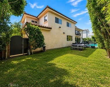 4822 Valjean Avenue - Photo Thumbnail 33