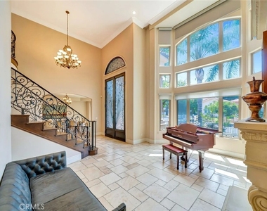 4822 Valjean Avenue - Photo Thumbnail 3