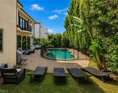 4822 Valjean Avenue - Photo Thumbnail 32