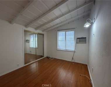 5646 1/2 Farmdale Avenue - Photo Thumbnail 9