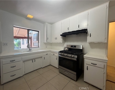 5646 1/2 Farmdale Avenue - Photo Thumbnail 12