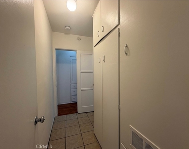 5646 1/2 Farmdale Avenue - Photo Thumbnail 11