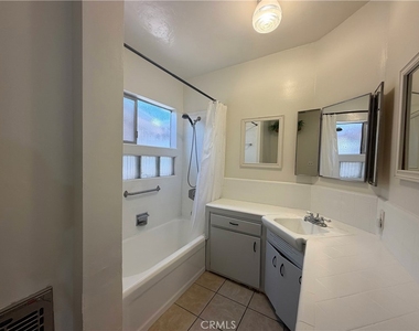 5646 1/2 Farmdale Avenue - Photo Thumbnail 10