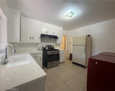 5646 1/2 Farmdale Avenue - Photo Thumbnail 14