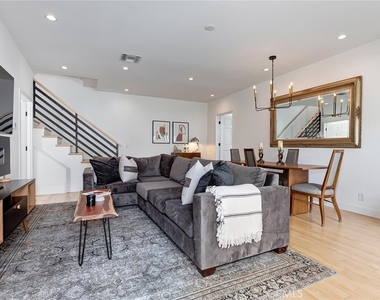 8611 Rosewood Avenue - Photo Thumbnail 2