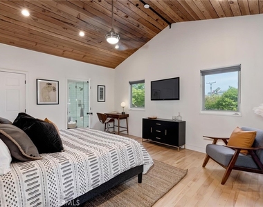 8611 Rosewood Avenue - Photo Thumbnail 12