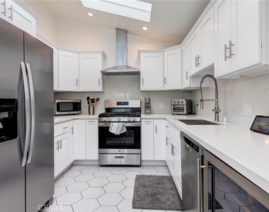 8611 Rosewood Avenue - Photo Thumbnail 6