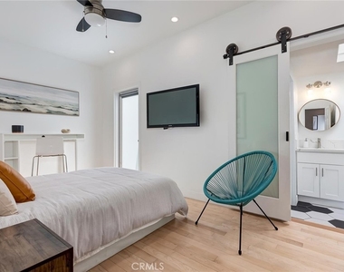 8611 Rosewood Avenue - Photo Thumbnail 9