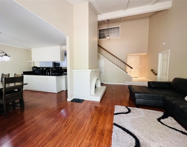 1001 Creekside Drive - Photo Thumbnail 3