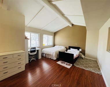 1001 Creekside Drive - Photo Thumbnail 11