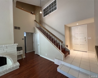 1001 Creekside Drive - Photo Thumbnail 4