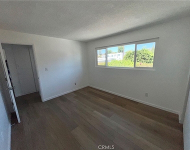 13829 Christine Drive - Photo Thumbnail 4