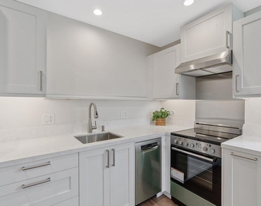 6341 1/2 Rosswood Terrace - Photo Thumbnail 7