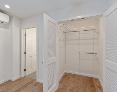 6341 1/2 Rosswood Terrace - Photo Thumbnail 12