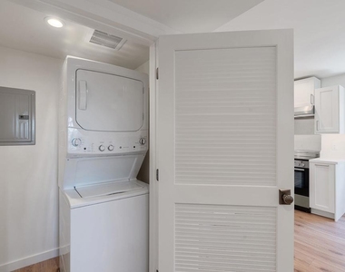 6341 1/2 Rosswood Terrace - Photo Thumbnail 15