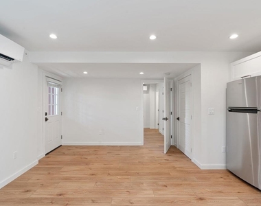 6341 1/2 Rosswood Terrace - Photo Thumbnail 9