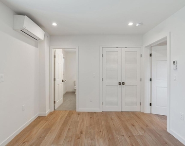 6341 1/2 Rosswood Terrace - Photo Thumbnail 11