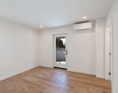 6341 1/2 Rosswood Terrace - Photo Thumbnail 10