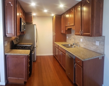 1433 Forest Glen Drive - Photo Thumbnail 2